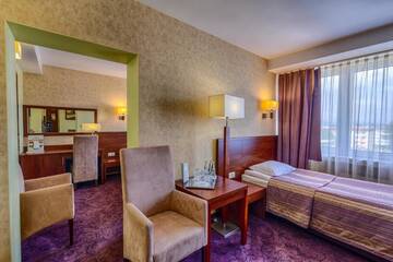 Фото номера Улучшенный семейный номер Отель Hotel Beskid г. Новы-Сонч 2