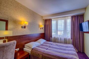 Фото номера Улучшенный семейный номер Отель Hotel Beskid г. Новы-Сонч 3