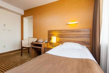 Фото номера Стандартный семейный номер Отель Hotel Beskid г. Новы-Сонч 3