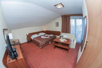 Фото номера Улучшенный двухместный номер с 2 отдельными кроватями Отель Hotel Rypsówka г. Новы-Сонч 2