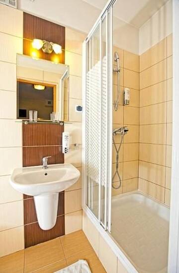 Фото номера Стандартный двухместный номер с 2 отдельными кроватями Отель Hotel Rypsówka г. Новы-Сонч 5