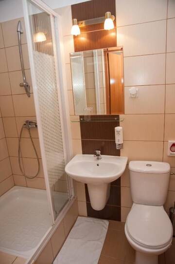 Фото номера Стандартный двухместный номер с 2 отдельными кроватями Отель Hotel Rypsówka г. Новы-Сонч 6